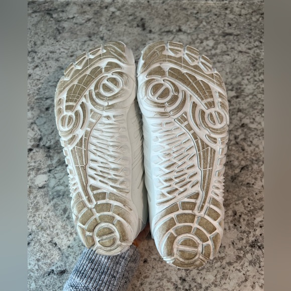 Sports white barefoot sneaker size 8.5 (39) excellent condition worn once - Picture 4 of 7